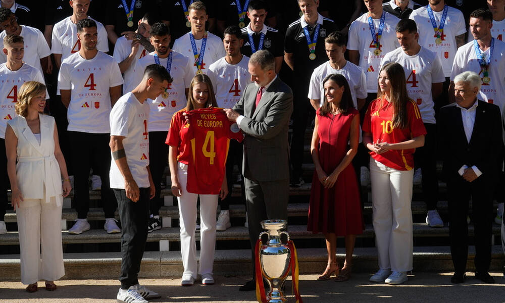 Ισπανία: Ο Βασιλιάς Φίλιππος υποδέχθηκε τους πρωταθλητές Ευρώπης – Το δώρο του Μοράτα