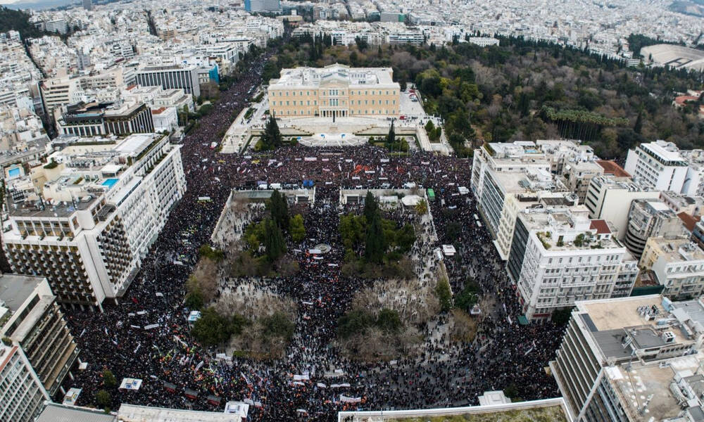 Live – Τέμπη: Μεγαλειώδης η συγκέντρωση εκατοντάδων χιλιάδων Ελλήνων στο Σύνταγμα