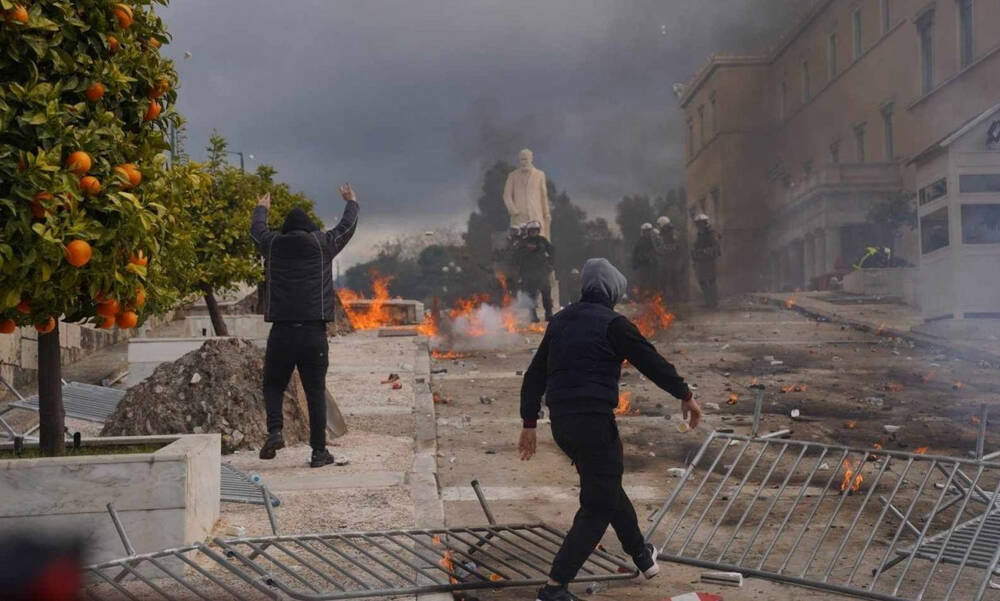 Σοβαρά επεισόδια στο Σύνταγμα: Κουκουλοφόροι έριξαν μολότοφ στη Βουλή – Τραυματίες